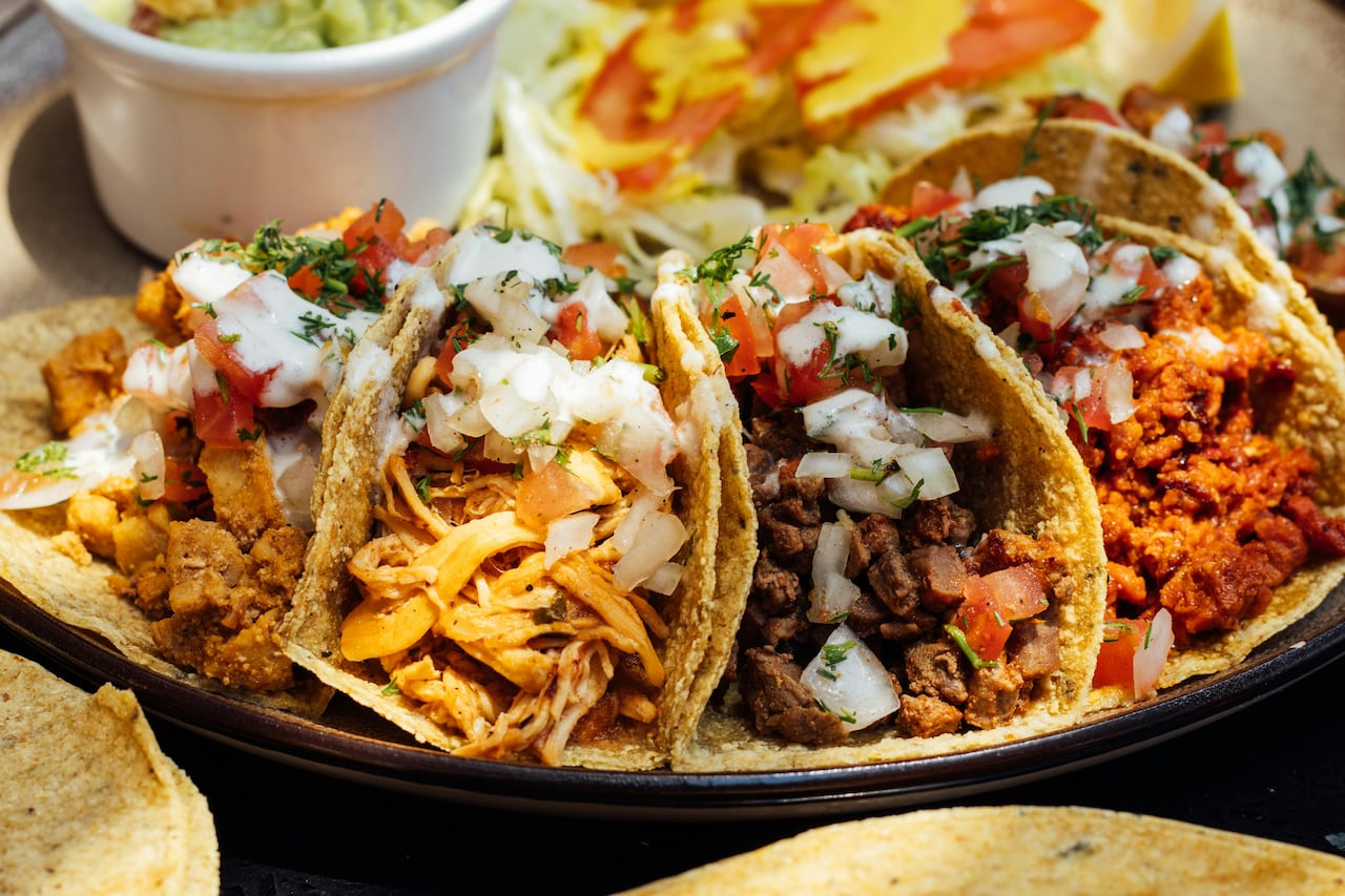 La tortilla es generalmente de maíz (blanco, amarillo o azul), aunque en el norte de México son muy comunes las de harina de trigo.