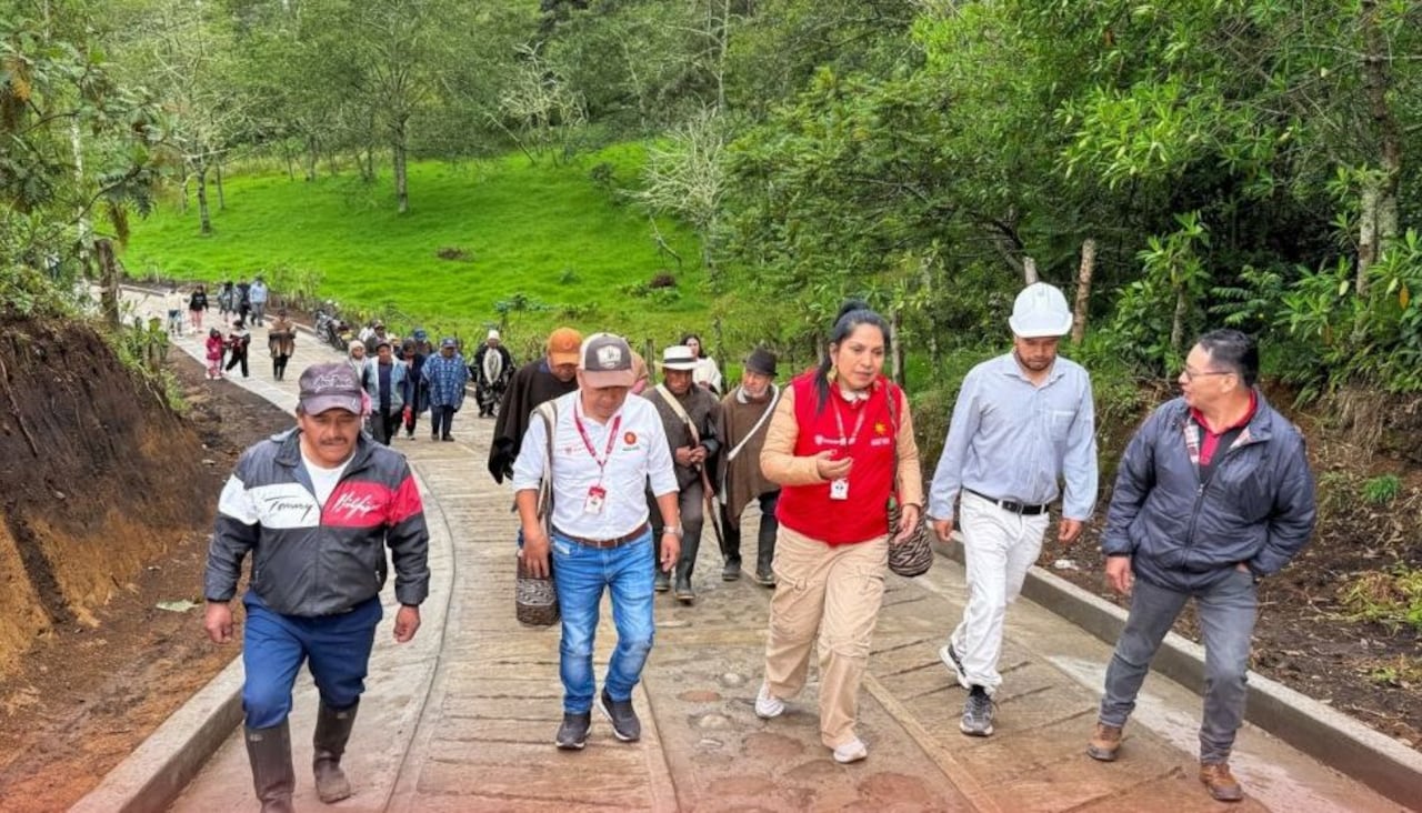 Familias indígenas reciben baterías sanitarias como parte de las obras de mejoramiento de vivienda que fortalecen la dignidad y la salubridad.