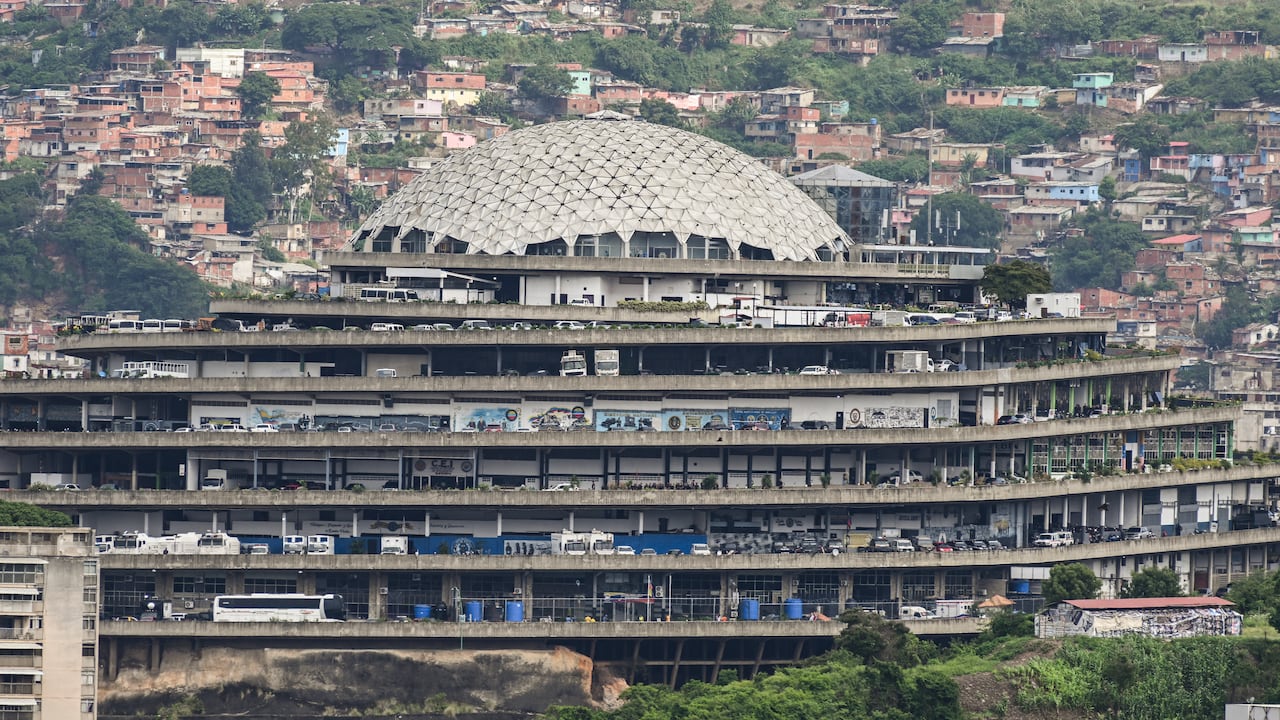 El Helicoide tiene una gran cantidad de oficinas, baños y otros espacios que han sido acondicionados para torturas. Esas prácticas se manejan en total misterio, por lo que no se tiene una cifra exacta de los reclusos que permanecen en su interior ni los que han muerto estando presos.