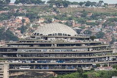 El Helicoide tiene una gran cantidad de oficinas, baños y otros espacios que han sido acondicionados para torturas. Esas prácticas se manejan en total misterio, por lo que no se tiene una cifra exacta de los reclusos que permanecen en su interior ni los que han muerto estando presos.