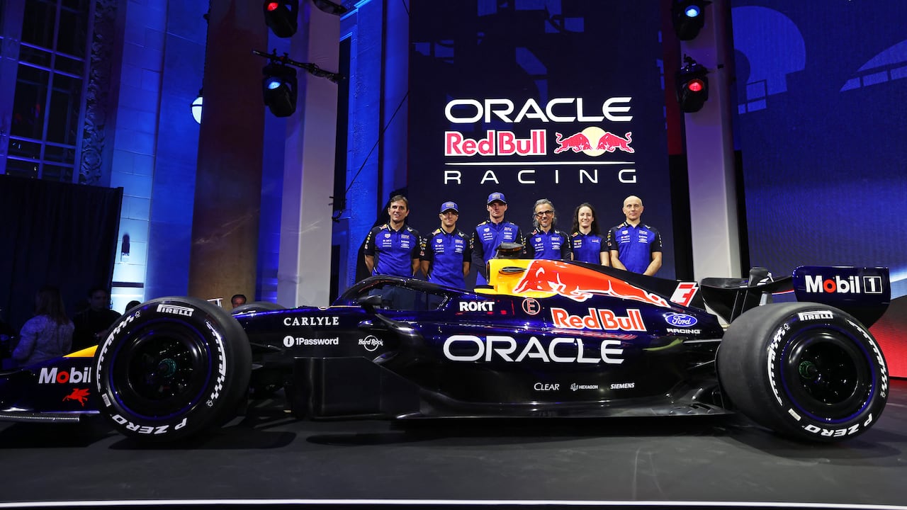 Pierre Wache, director técnico de Oracle Red Bull Racing, Isack Hadjar de Francia y Oracle Red Bull Racing, Max Verstappen de los Países Bajos y Oracle Red Bull Racing, Laurent Mekies, director del equipo Oracle Red Bull Racing, Alisha Palmowski, piloto de la F1 Academy de Oracle Red Bull Racing y Phillip Prew, director de operaciones técnicas, revelan su decoración en el escenario durante el lanzamiento de la temporada de Red Bull Racing en la estación central de Michigan el 15 de enero de 2026 en Detroit, Michigan.