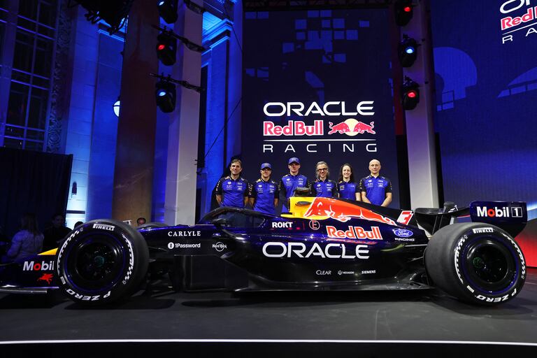 Pierre Wache, director técnico de Oracle Red Bull Racing, Isack Hadjar de Francia y Oracle Red Bull Racing, Max Verstappen de los Países Bajos y Oracle Red Bull Racing, Laurent Mekies, director del equipo Oracle Red Bull Racing, Alisha Palmowski, piloto de la F1 Academy de Oracle Red Bull Racing y Phillip Prew, director de operaciones técnicas, revelan su decoración en el escenario durante el lanzamiento de la temporada de Red Bull Racing en la estación central de Michigan el 15 de enero de 2026 en Detroit, Michigan.