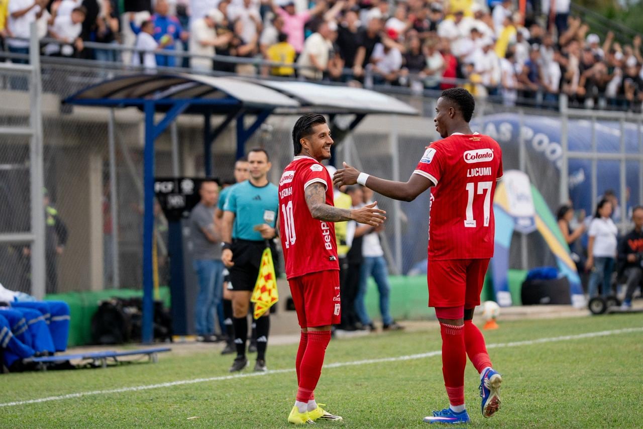 Yeison Guzmán (izq.) tras marcar el gol del triunfo del América de Cali contra Águilas Doradas por la fecha 12 de la Liga Colombiana.