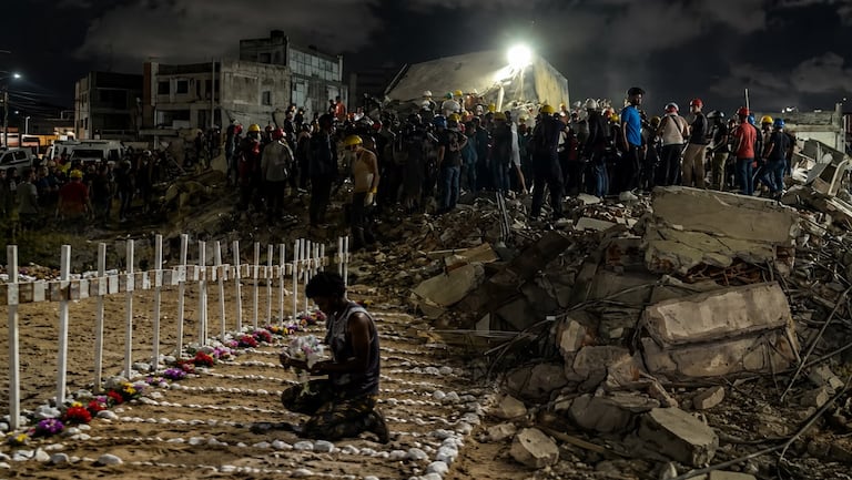 Cementerio para víctimas que aún no han sido reclamadas por sus familiares y lugar del terremoto.