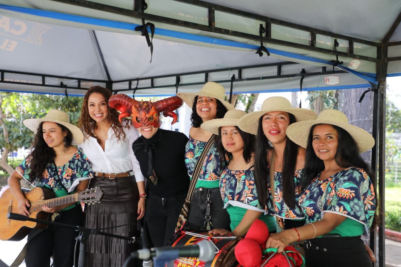“Los muchachos vienen con fuerza. En mi grupo hay chicos de 12 a 18 años que aprendieron primero a tocar flauta de carrizo antes que guitarra o piano. Eso habla del arraigo cultural que estamos recuperando", explicó Julio Reyes durante esta actividad.