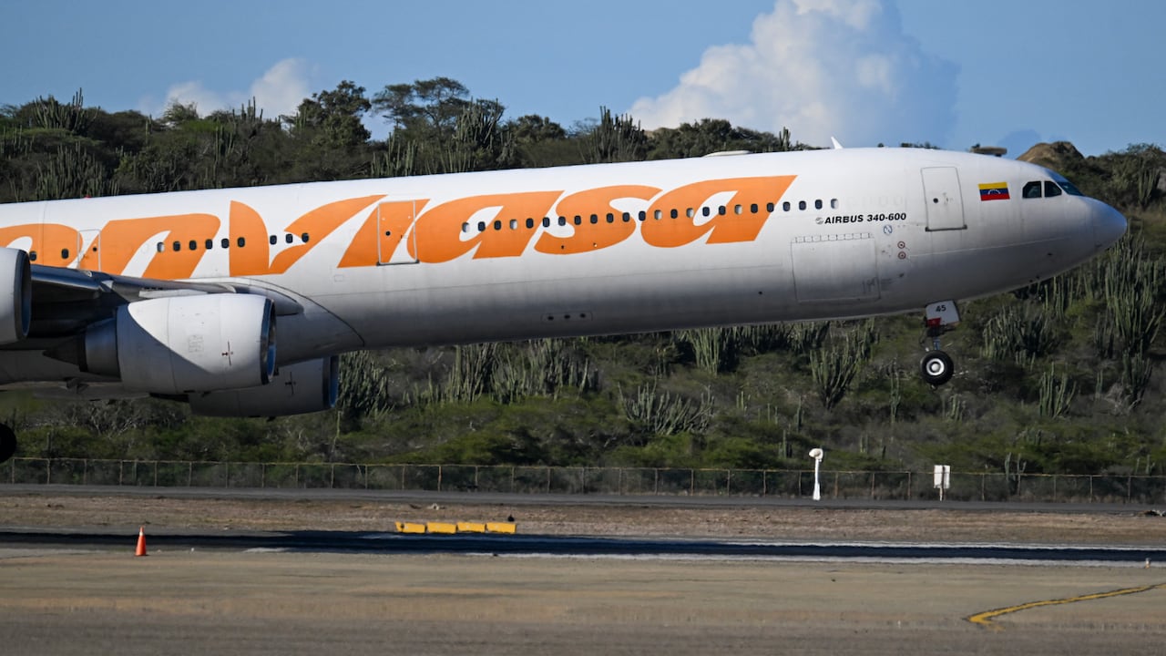 Un avión de Conviasa Airlines aterriza en el Aeropuerto Internacional Simón Bolívar de Maiquetía, Venezuela, el 3 de diciembre de 2025. Venezuela anunció el 2 de diciembre de 2025 que había reautorizado los vuelos con migrantes deportados por Estados Unidos, días después de suspenderlos debido a la exigencia del presidente Donald Trump de que el espacio aéreo venezolano se considerara "cerrado"