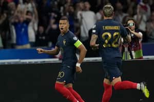 Kylian Mbappe de Francia, a la izquierda, celebra después de anotar el primer gol de penalti durante el partido de fútbol clasificatorio del grupo B para la Eurocopa 2024 entre Francia y Grecia en el Stade de France, en las afueras de París, el lunes 19 de junio de 2023. (Foto AP/Christophe Ena)