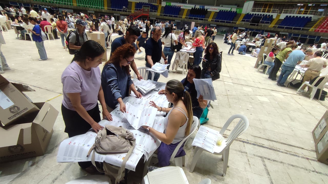 Elecciones legislativas 2026 conteo de votos en el coliseo del pueblo Cali