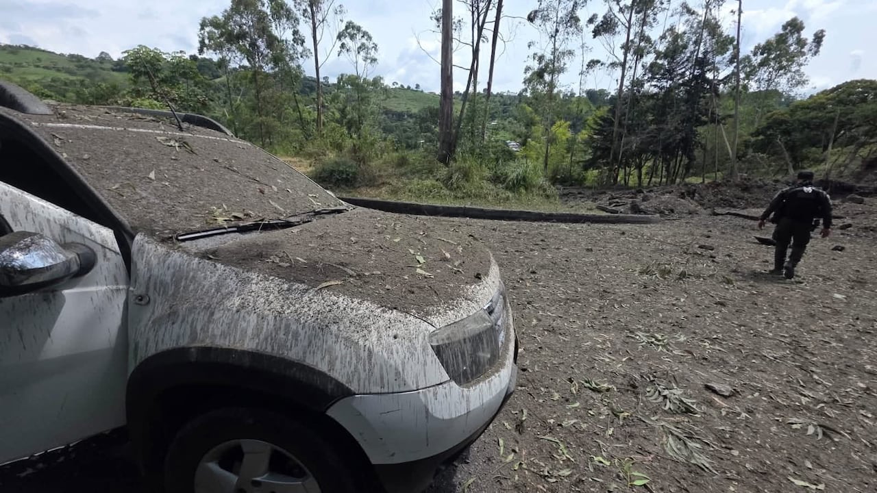 Un nuevo hecho de violencia se registró en la vía que comunica a Popayán con Pasto, luego de que un grupo armado al margen de la ley activara potentes cargas explosivas al paso de una patrulla de la Policía Nacional.
