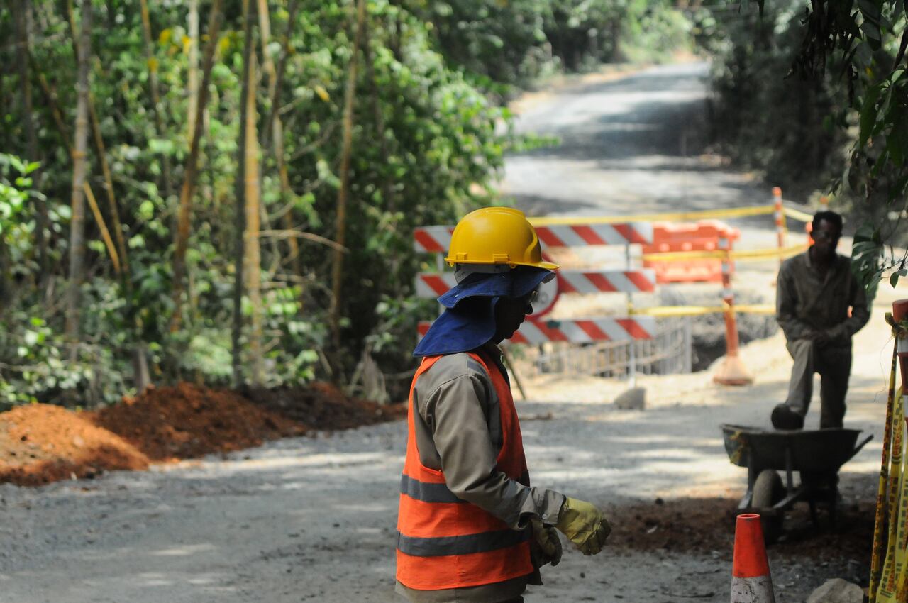 Cali: Cierre parcial de la vía Cali- ventiadero, pichinde por obras de pavimentación desde las 7:0 am hasta 5: 0 pm desde hoy miércoles hasta el viernes 15 de marzo. Las mejoras viales hacen parte de la vía Vuelta de Occidente que está compuesta por 32 kilómetros, que comprende la vía de conexión principal de los corregimientos Los Andes, Pichindé, La Leonera, Felidia y El Saladito, desde la salida de Cali por Cristo Rey hasta la vía al mar. foto José L Guzmán. EL País