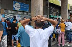 Cali: Por cuarto día consecutivo,  personas de la tercera edad, discapacitados y enfermos continúan en largas filas alrededor de toda la cuadra en la av  2n -3n  entre las  calle 19 y 20 para reclamar los medicamentos en Disdroga a los afiliados de la nueva EPS