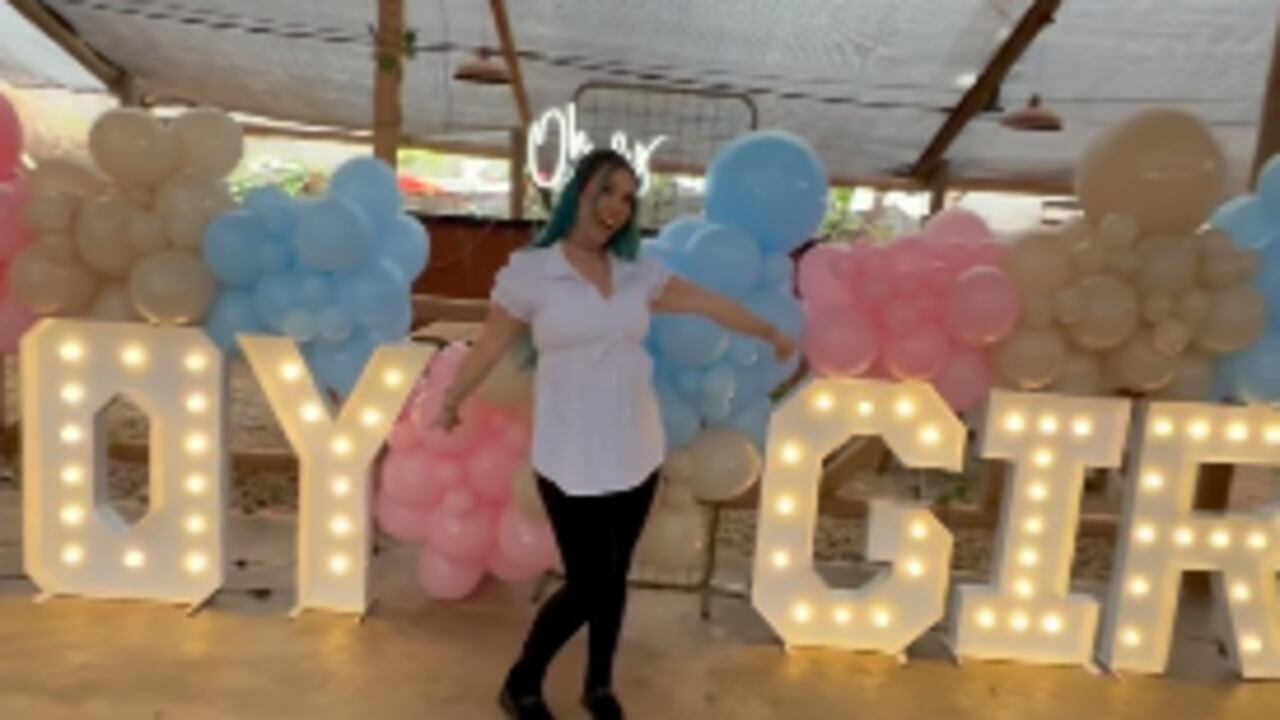 Manuela Gómez compartió videos en sus redes sociales, sobre la revelación del sexo de su bebé.