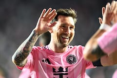 El delantero argentino #10 del Inter de Miami, Lionel Messi, celebra el segundo gol de su equipo, marcado por su compañero de equipo, el delantero argentino Tadeo Allende.
