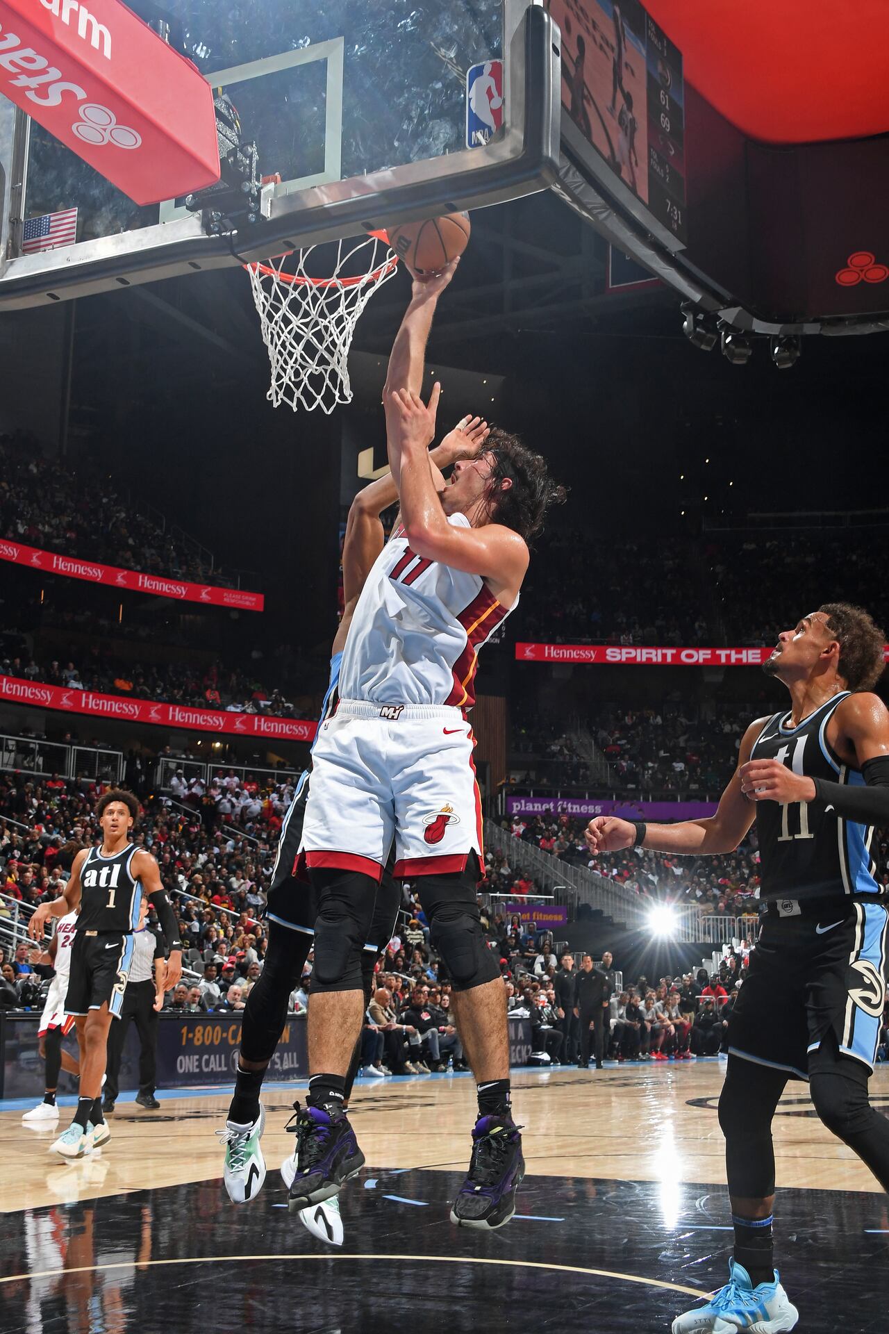 El mexicano brilló en la victoria de los Miami Heat.