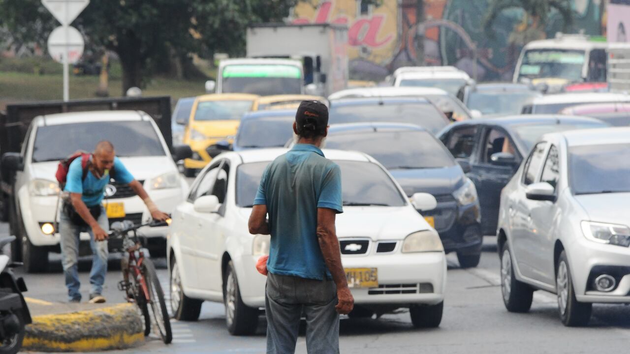 Cali: Tranco de la calle 5 entre cr 13 y 5 nuevo lugar de robo por la poca movilidad generada por el semáforo peatonal que ocasiona el trancón y aprovechan los ladrones para hurta: Foto José L Guzmán. El País. Junio 16-23