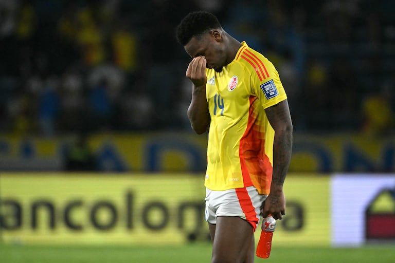 Colombia's forward #14 Jhon Dur�n reacts after the 2026 FIFA World Cup South American qualifiers football match between Colombia and Paraguay at the Metropolitano Roberto Melendez stadium in Barranquilla, Colombia, on March 25, 2025. (Photo by Luis ACOSTA / AFP)
