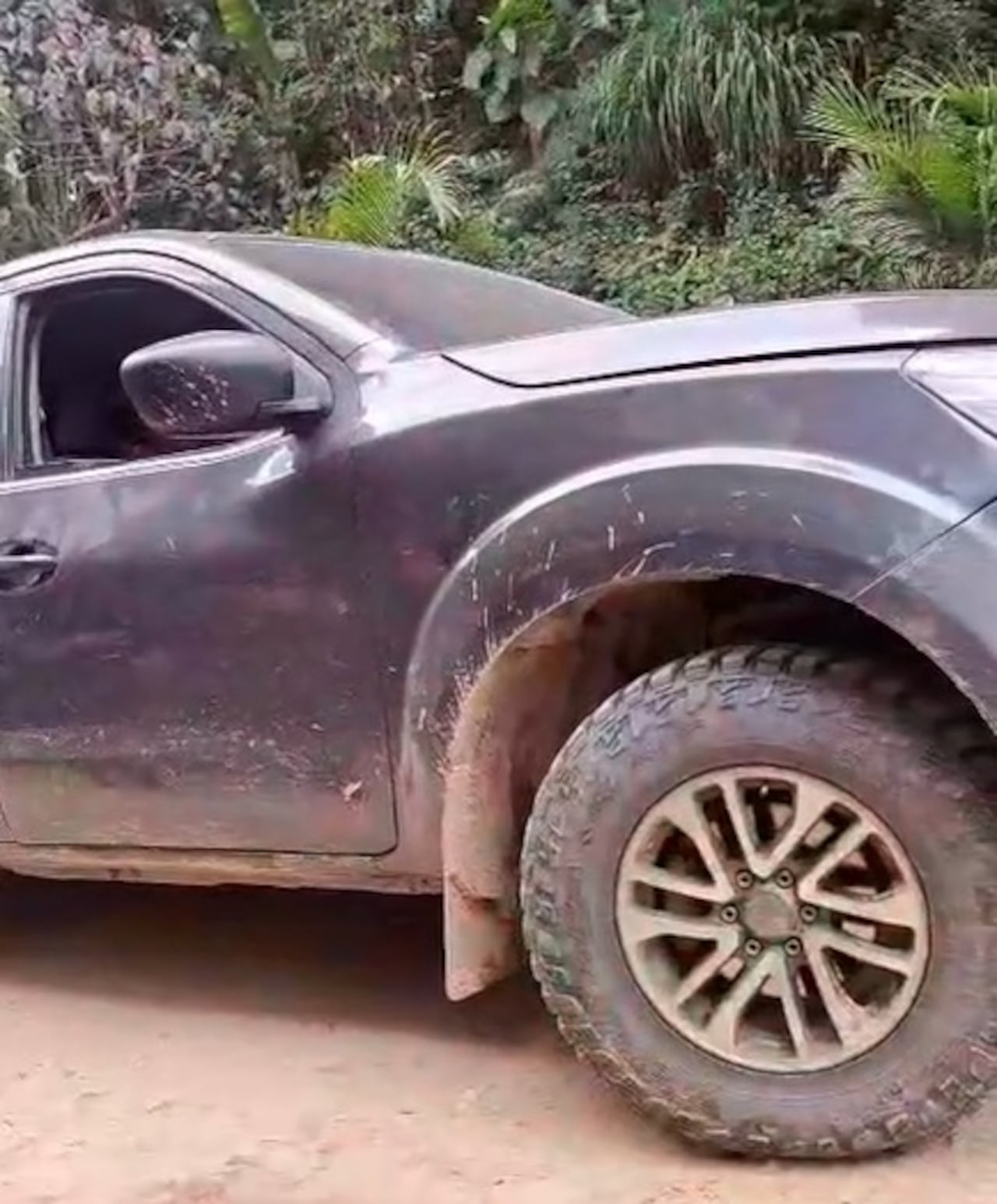 Más de siete camionetas usaron los alzados en armas para salir de Jambaló tras la presión de la comunidad indígena.