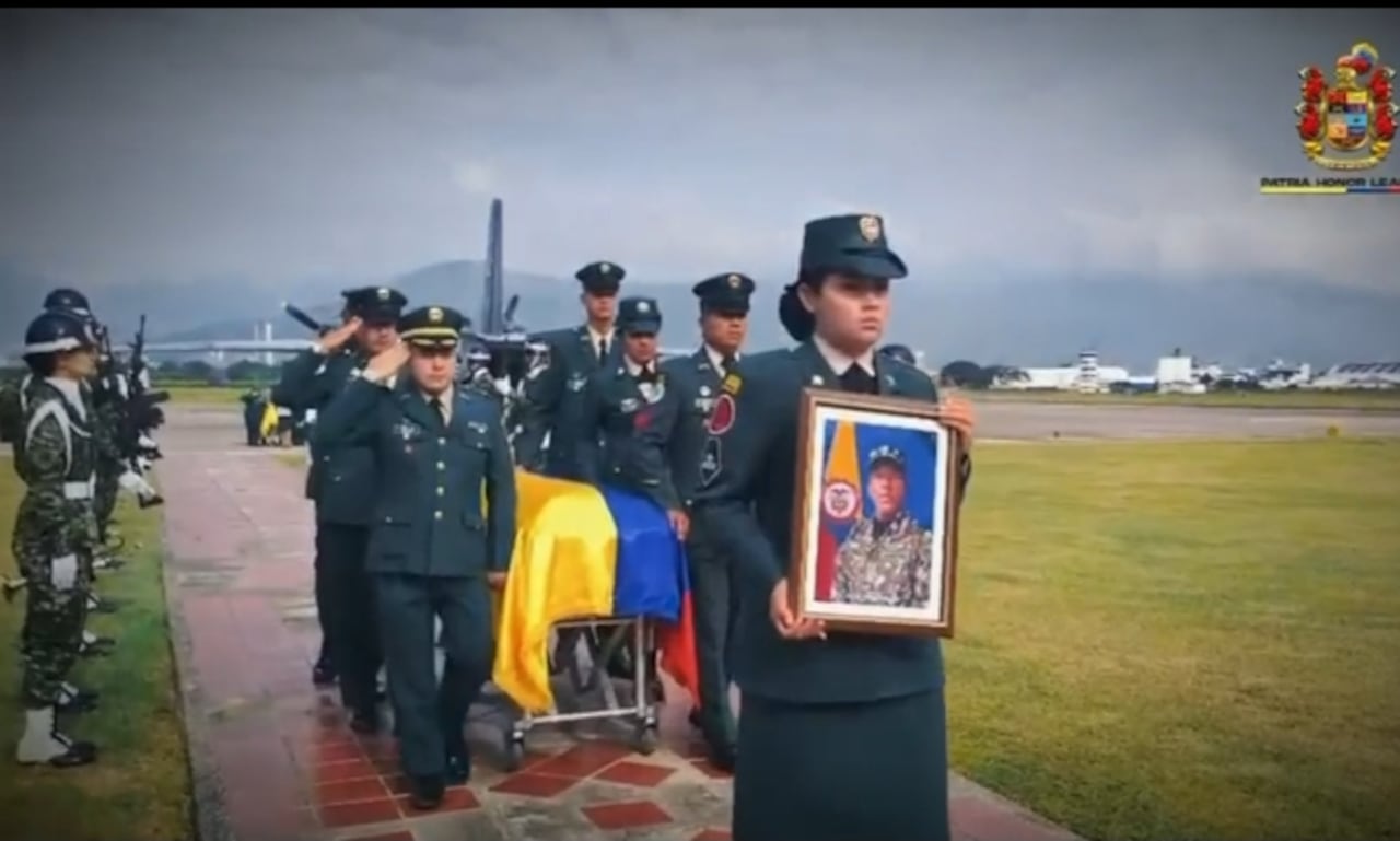 Los cuerpos de los soldados fueron recibidos con honores en la base aérea Marco Fidel Suárez.