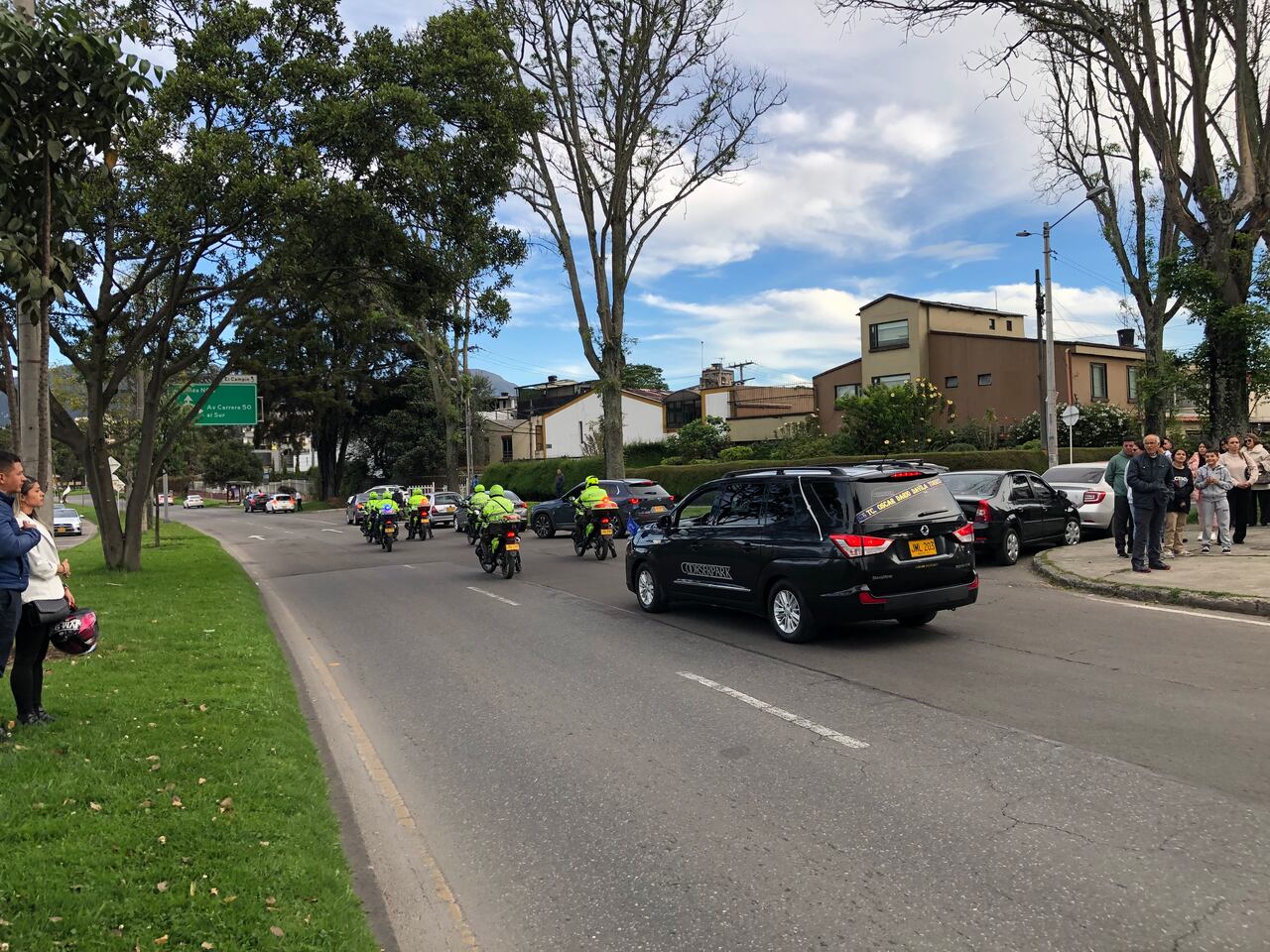 Una caravana de motos de la Policía Nacional acompañó la salida del vehículo desde el Centro Religioso que tomó rumbo al norte de la ciudad.