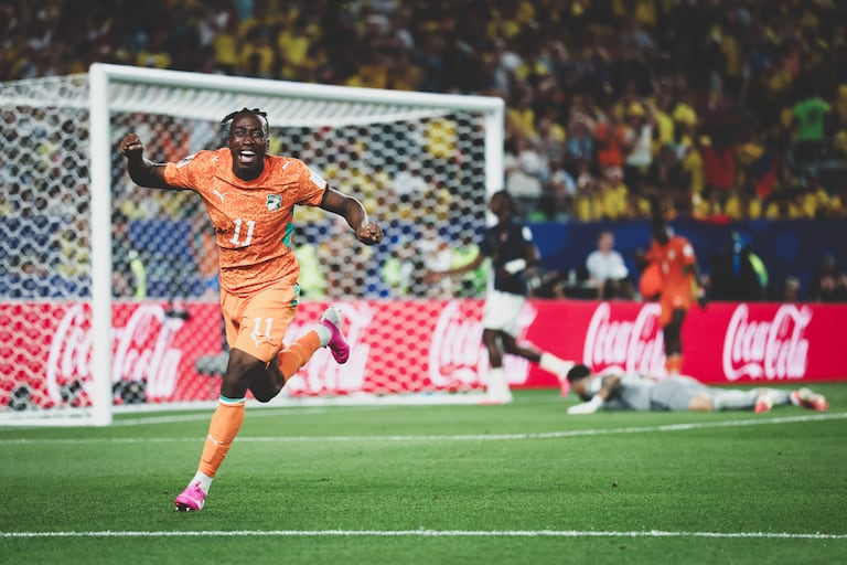 Yan Diomande (#11 de Costa de Marfil) celebra el gol de Amad Diallo contra Ecuador, en el partido del Grupo E de la Copa Mundial de la FIFA 2026.