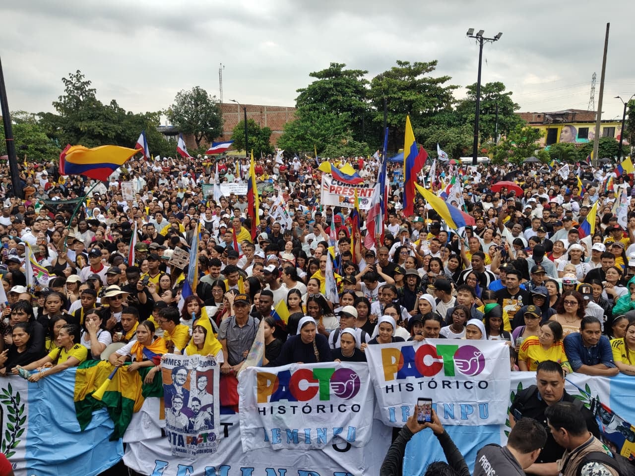 Ciudadanos esperan a Iván Cepeda en el Bulevar del Oriente de Cali este sábado 6 de junio de 2026.