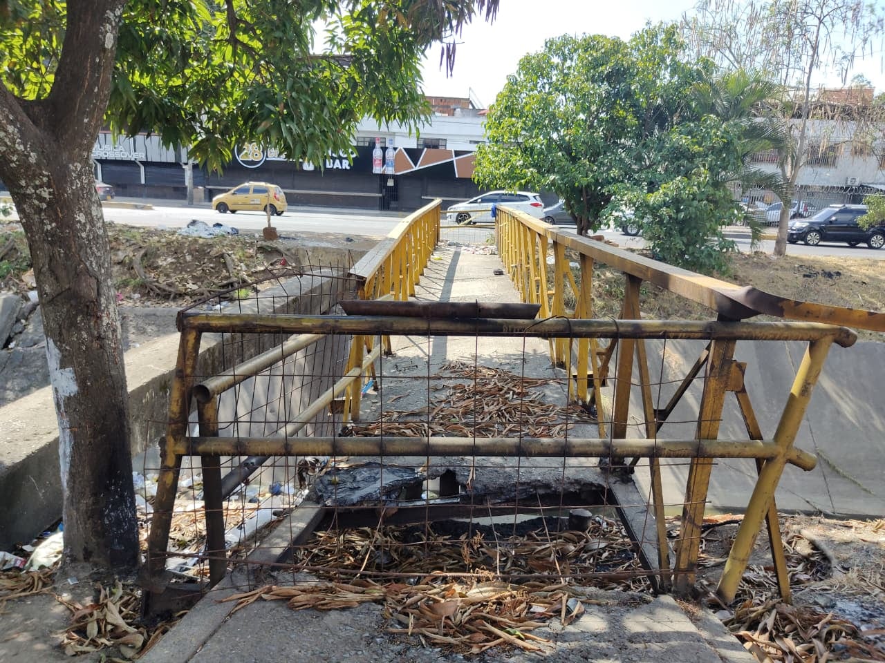 La comunidad afirma que el estado del puente y del canal afecta la movilidad y las condiciones del sector.