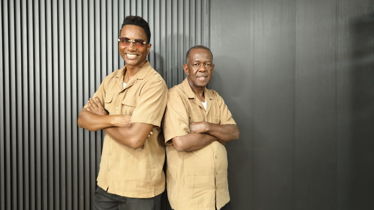 La Orquesta Gratson en plena presentación, combinando los ritmos del Pacífico colombiano con la estructura de la salsa clásica.