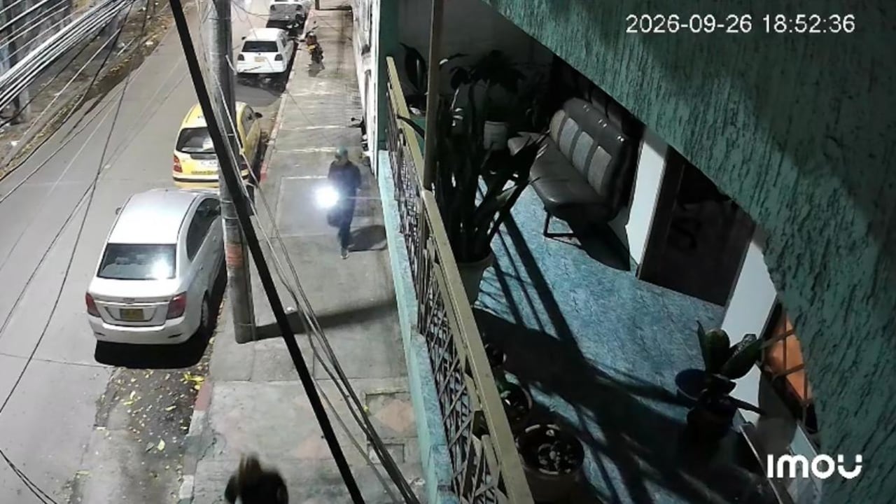 Registro de una cámara de seguridad del sector muestra a la pareja que, según el denunciante, habría estado relacionada con el ingreso a un apartamento en Belisario Caicedo.