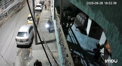 Registro de una cámara de seguridad del sector muestra a la pareja que, según el denunciante, habría estado relacionada con el ingreso a un apartamento en Belisario Caicedo.