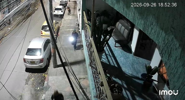 Registro de una cámara de seguridad del sector muestra a la pareja que, según el denunciante, habría estado relacionada con el ingreso a un apartamento en Belisario Caicedo.