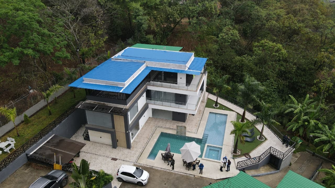 La mansión es de tres pisos y tiene piscina.