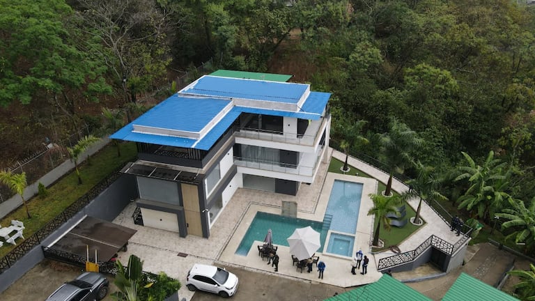 La mansión es de tres pisos y tiene piscina.