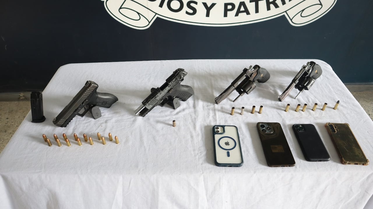 Armas y celulares fueron incautados a los detenidos por el homicidio que tuvo lugar en el barrio El Peñón.