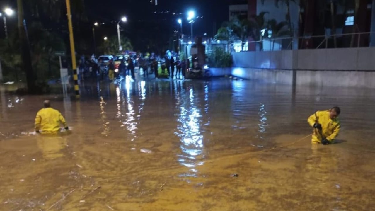 El fuerte aguacero dejó múltiples vías inundadas en Cali.