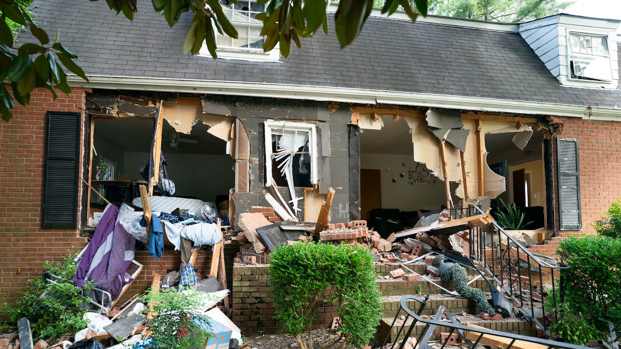 La escena del crimen en 5525 Galway Dr., donde los agentes del orden cumplían una orden judicial por posesión de un arma de fuego por parte de un delincuente ayer, 30 de abril de 2024, en Charlotte, Carolina del Norte. Ahí, cuatro miembros de las fuerzas del orden, incluidos tres alguaciles estadounidenses, fueron asesinados a tiros y otros cuatro resultaron heridos