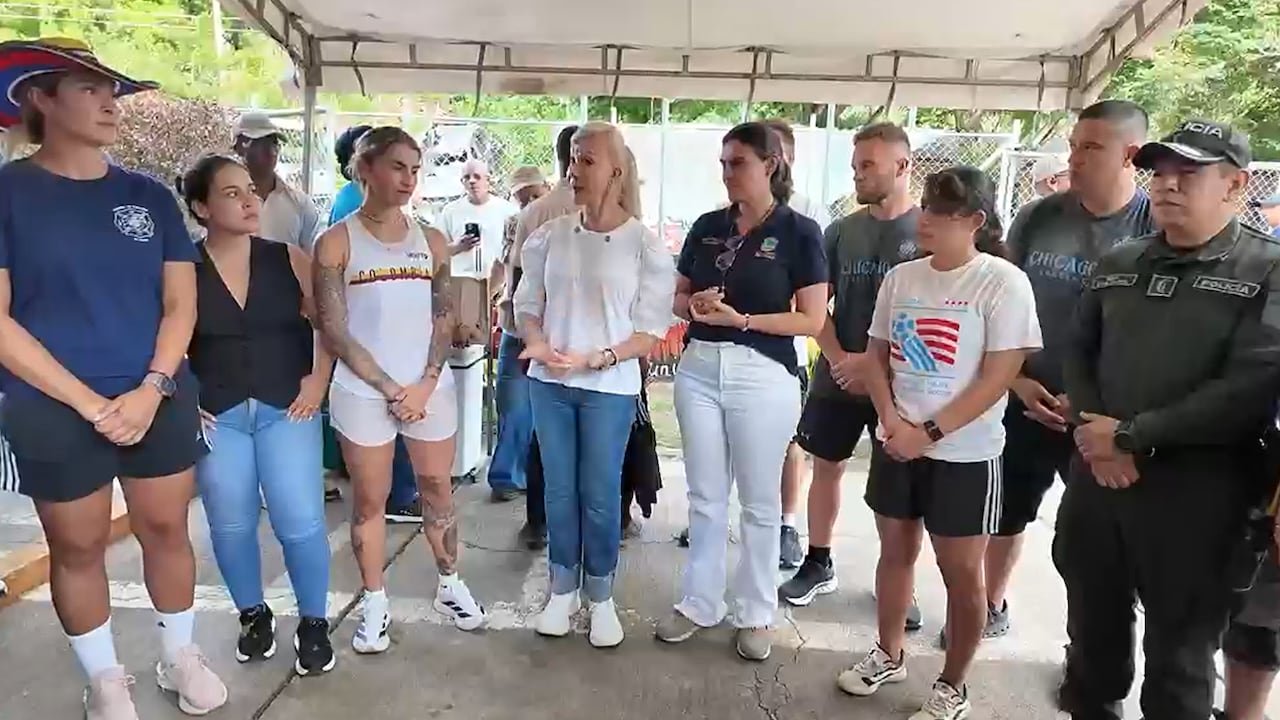 Miembros de la Policía de Chicago, policía de Nueva York, y voluntarios del cuerpo de bomberos estadounidense, y fundaciones, se dieron cita en Dagua, para entregar ayuda humanitaria a personas damnificadas por el terremoto.