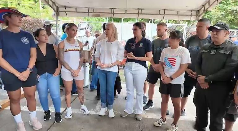 Miembros de la Policía de Chicago, policía de Nueva York, y voluntarios del cuerpo de bomberos estadounidense, y fundaciones, se dieron cita en Dagua, para entregar ayuda humanitaria a personas damnificadas por el terremoto.