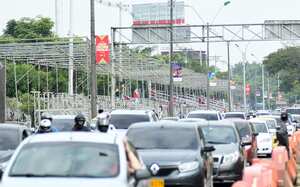 Este sábado inició la instalación de las graderías de la Feria de Cali por donde pasarán los desfiles del evento más importante de la ciudad. Foto Wirman Ríos El País