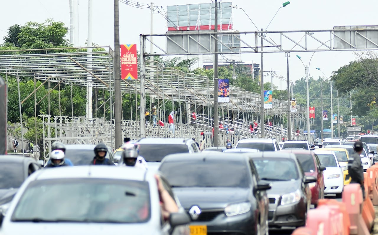 Este sábado inició la instalación de las graderías de la Feria de Cali por donde pasarán los desfiles del evento más importante de la ciudad. Foto Wirman Ríos El País