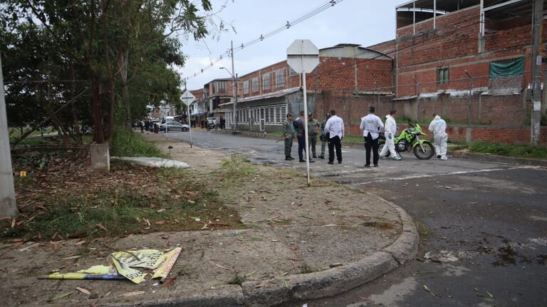 Tras las explosiones que se presentaron la madrugada de este martes 16 de diciembre, personal de la Sijin ya se encuentra en el sitio realizando las investigaciones.