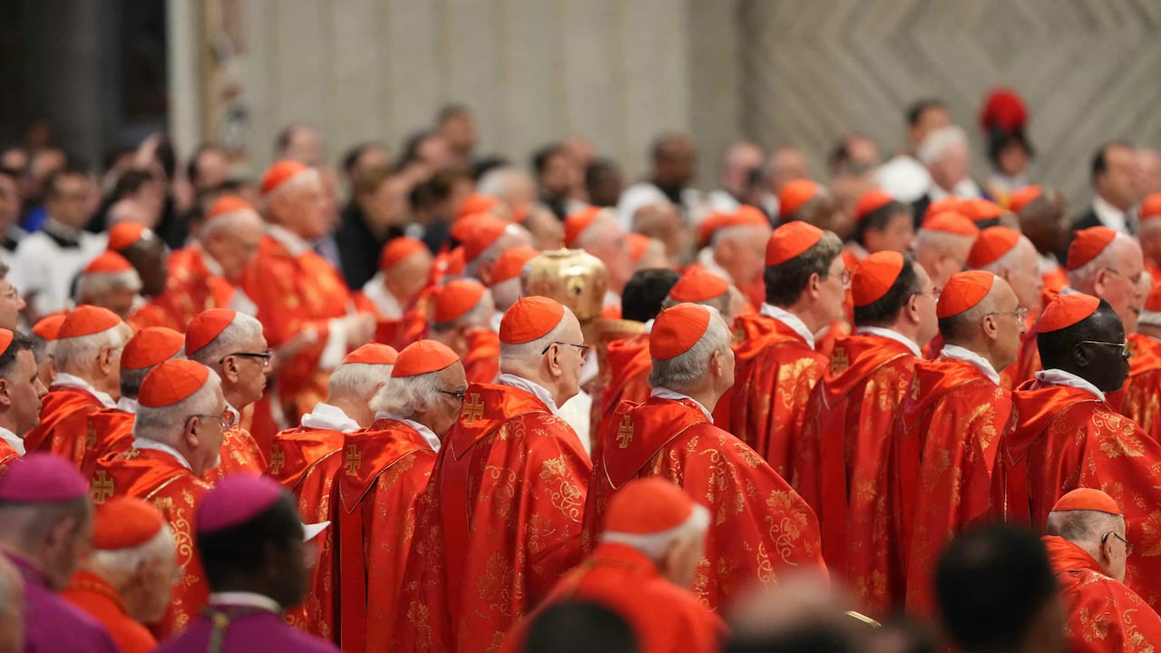 El decano del colegio cardenalicio, Giovanni Battista Re, ofició la misa previa a esta elección, uno de los acontecimientos más secretos y misteriosos del mundo.