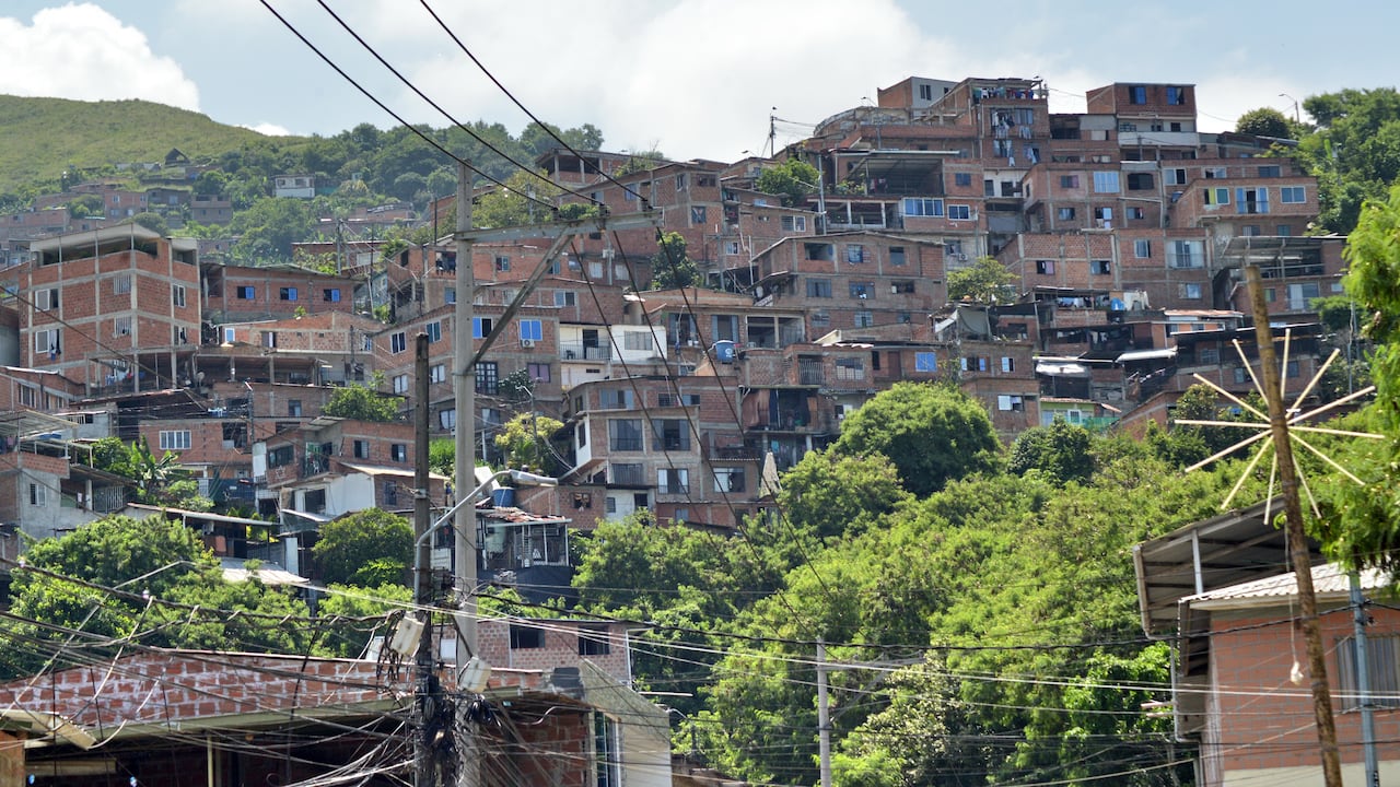 El concejo de Cali citó a varias dependencias de la alcaldía a que den respuesta a la falta de atención y prestación del servicio de suministro de agua en los asentamientos de desarrollo humano incompleto, Poblaciones como Altos de Menga, Brisas de la
Chorrera y Brisas de Comuneros que llevan hasta dos meses sufriendo por el abastecimiento del agua.