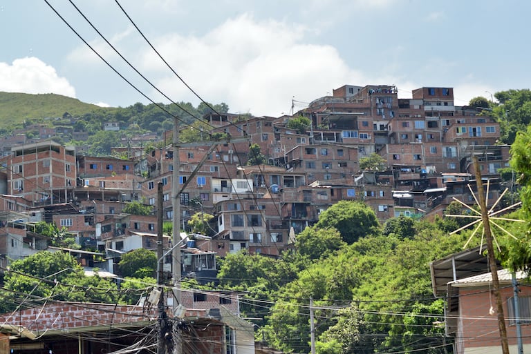 El concejo de Cali citó a varias dependencias de la alcaldía a que den respuesta a la falta de atención y prestación del servicio de suministro de agua en los asentamientos de desarrollo humano incompleto, Poblaciones como Altos de Menga, Brisas de la
Chorrera y Brisas de Comuneros que llevan hasta dos meses sufriendo por el abastecimiento del agua.