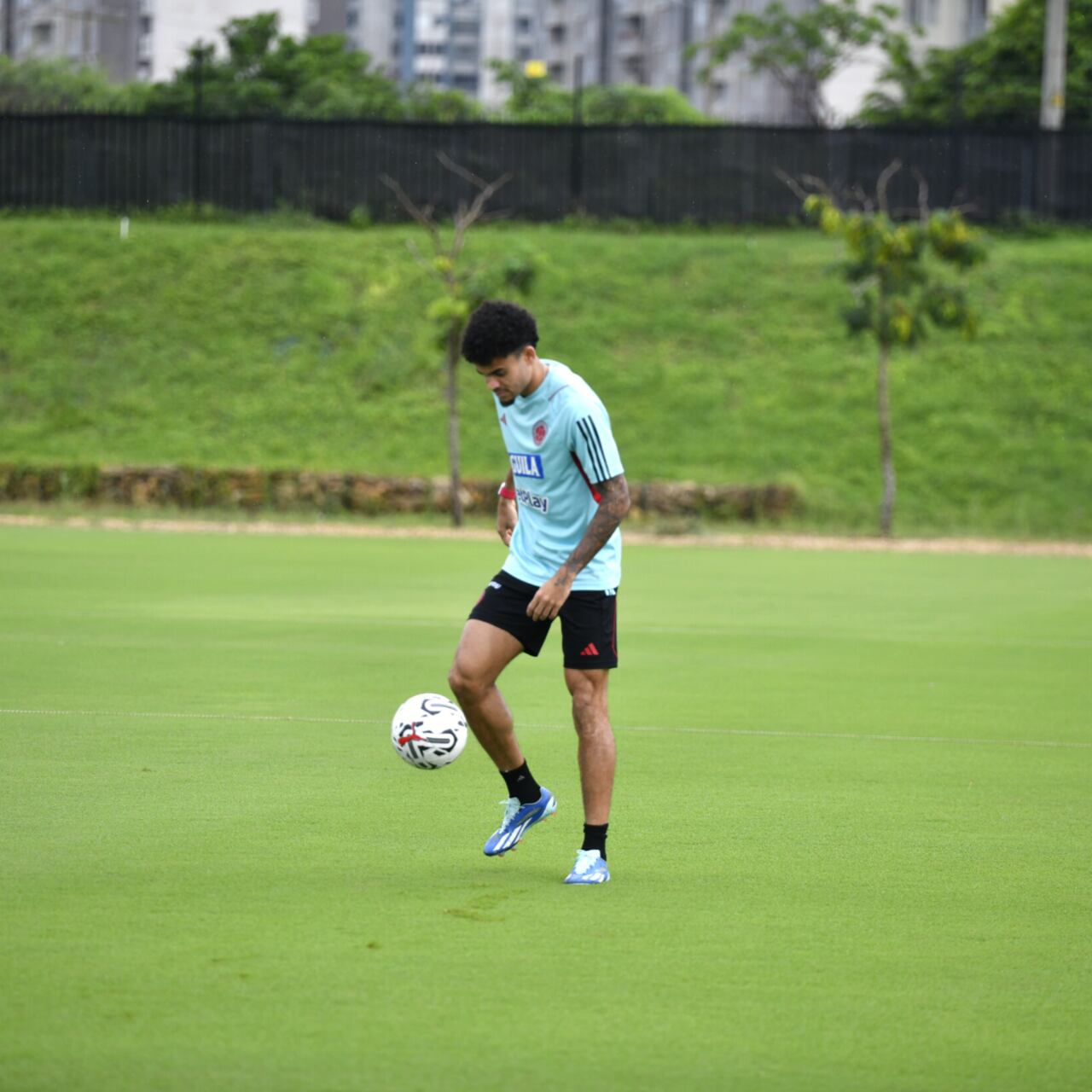 Luis Díaz hace dominio de balón en un entrenamiento de la Selección Colombia.