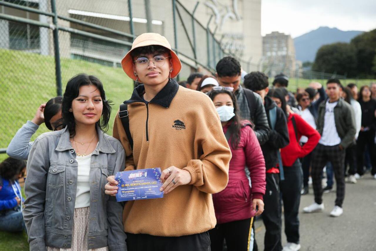 Filas inscripción jóvenes a la U de Bogotá