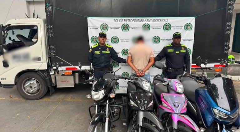 El conductor del camión fue capturado y puesto a disposición de la Fiscalía, junto con el vehículo de carga y las motocicletas recuperadas durante el procedimiento.