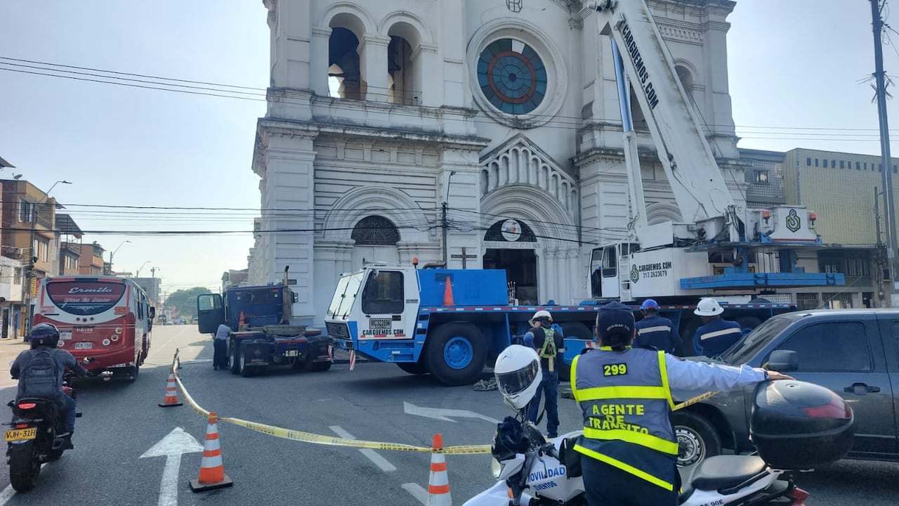 Remoción de estructura de la iglesia de San Nicolás que se vino abajo sobre la vía.