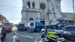 Remoción de estructura de la iglesia de San Nicolás que se vino abajo sobre la vía.