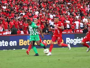 Andrés Román de Atlético Nacional disputa un balón con Harold Rivera, del América, en la final de la Copa Betplay 2024.