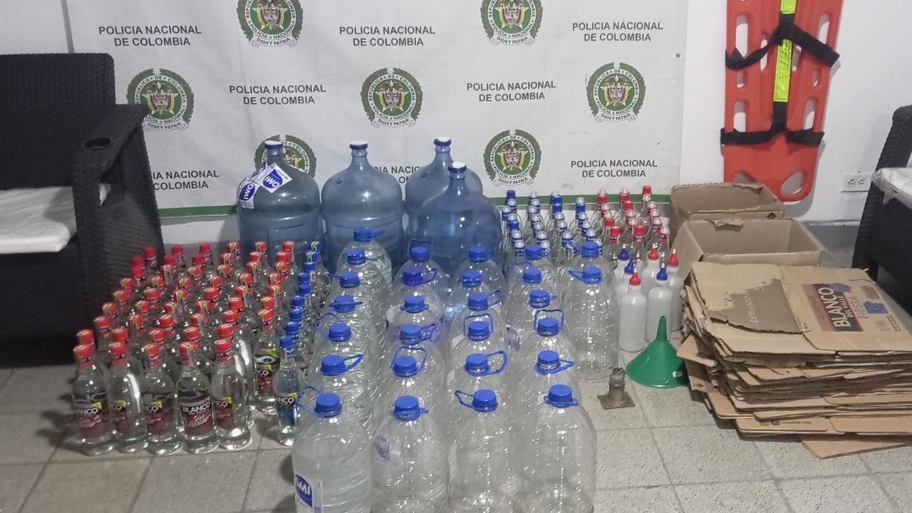 Licor adulterado que fue decomisado en Guacarí.